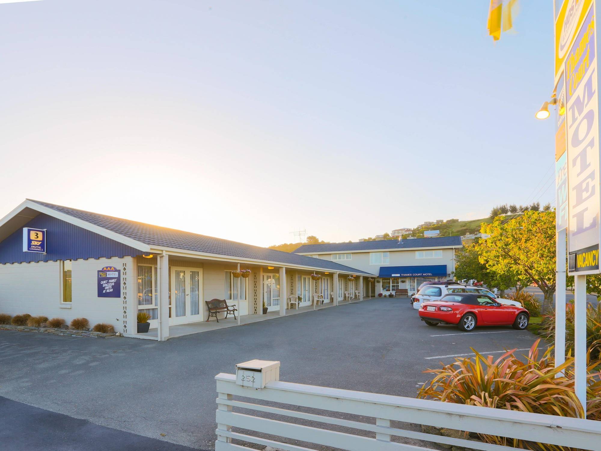 אואהמרו Aaa Thames Court Motel מראה חיצוני תמונה